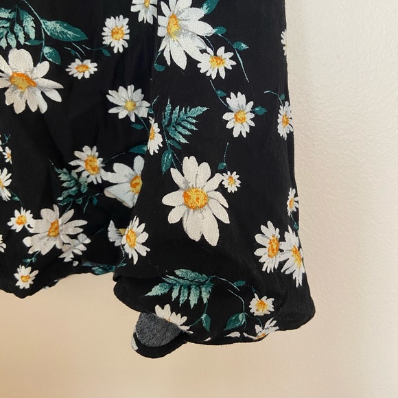 F21 Daisy print black skater skirt - Picture 5 of 8